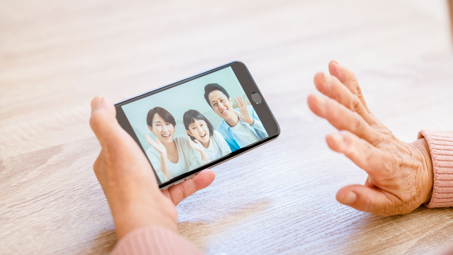 あま市などでスマホの基本設定やアプリの操作方法などの悩みを解消する「訪問型スマホ教室【蒼】」